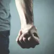 Млад мъж преби друг на улицата