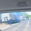 Ремарке с дърва гори на пътя към Маказа ВИДЕО