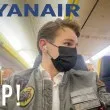 Свалиха от самолет в София дете с инвалидна количка