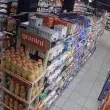 В старозагорски магазин: Младежи си подхвърлят пакет с бонбони, като че ли е топка ВИДЕА