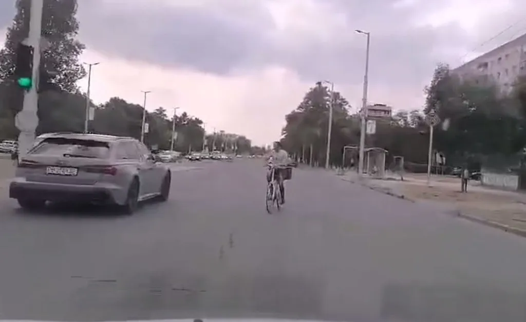 Безумие! Колоездач сече пътя на коли в Пловдив ВИДЕО