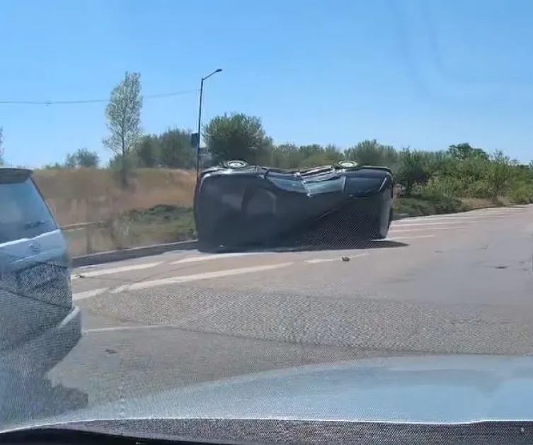 Бус се обърна при сблъсък в столицата, щетите са сериозни ВИДЕО+СНИМКИ