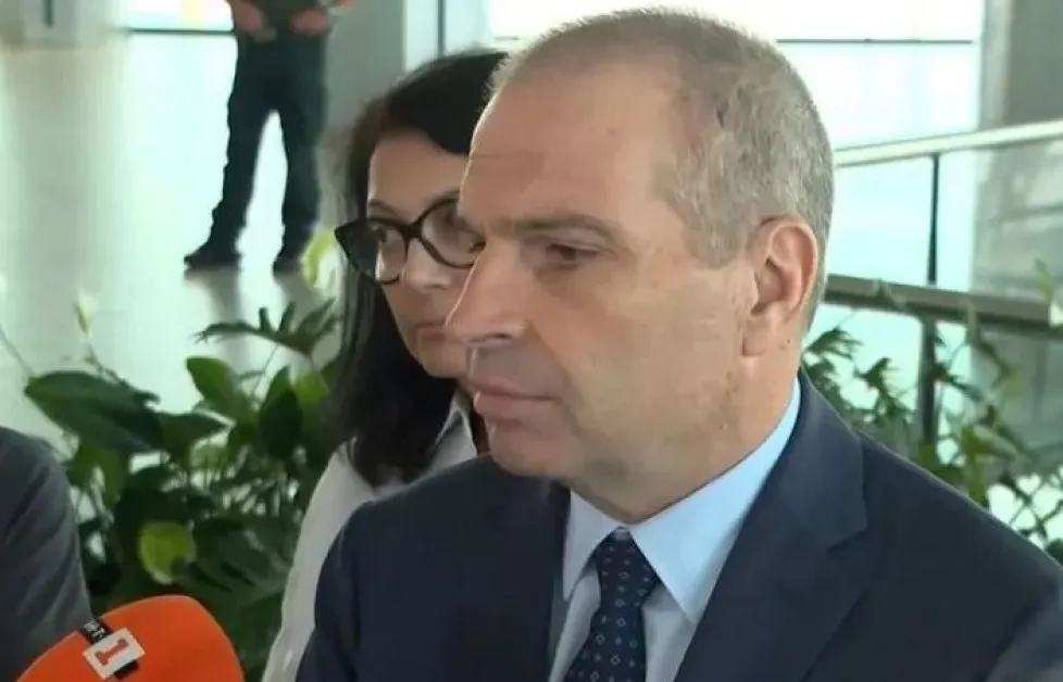 Караджов дава пилота, свалил дете в инвалидна количка от самолет, на комисията по дискриминация