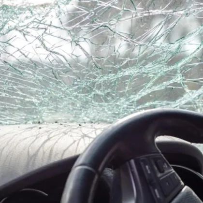 Кола изхвърча в дерето на пътя между Бойково и Лилково