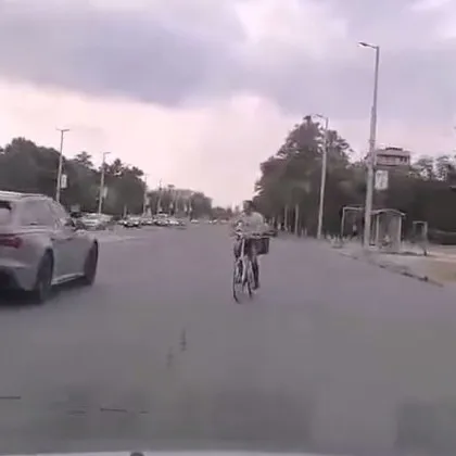 Колоездач с безумно изпълнение на оживен булевард в Пловдив Велосипедист изскача