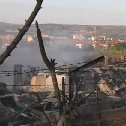 Голям пожар гори във вилната зона в Харманли Пламъците са