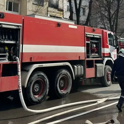 Дървени отпадъци горят във фабрика за пелети в старозагорското село