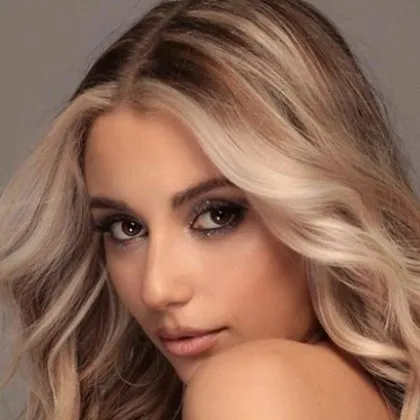 Михаела Маринова се сгоди