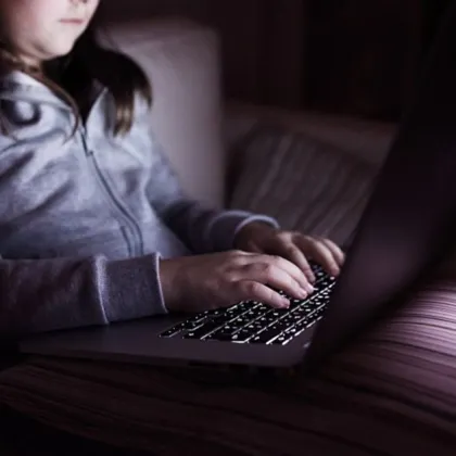 Полицията в Гърция задържа 38 годишен мъж за притежание на детска порнография съобщи ProtoThema Той