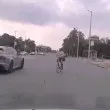 Безумие! Колоездач сече пътя на коли в Пловдив ВИДЕО