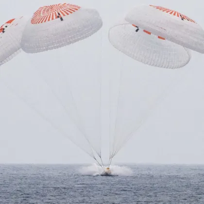 Екипаж от един японски и двама американски астронавти както и