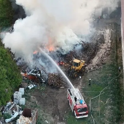 Пожарът в Сунгурларско отново се разрасна заради вятъра като причината