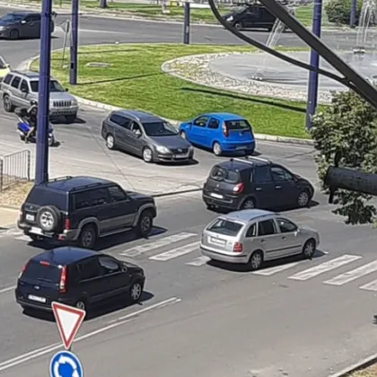 Лек автомобил подкара в насрещното на кръгово Случката е от