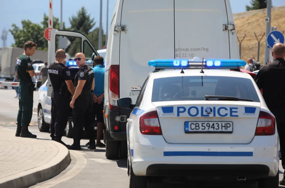Мъж опита да открадне бус със стока от летището в София