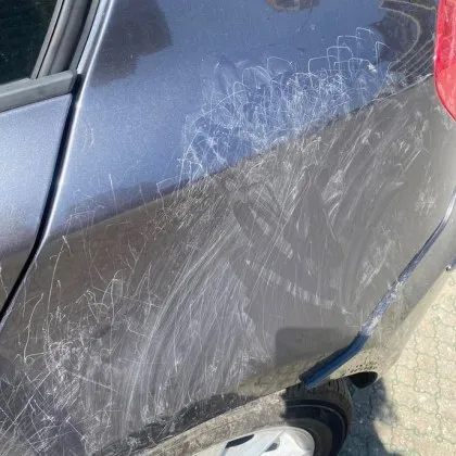 Грозен акт на вандализъм засегна автомобил паркиран в морската столица