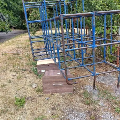 Жителка на столичния квартал Люлин 3 алармира за крайно занемарените детски