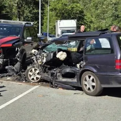 Жена е загинала а трима са с опасност за живота