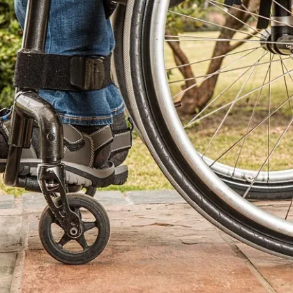 Авиокомпанията свалила от самолет дете с инвалидна количка може да