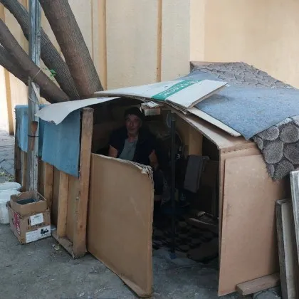 В центъра на Пловдив мъж живее с години наред в