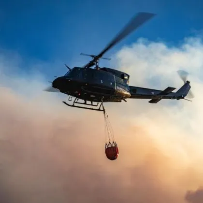 Евакуират екипите които се борят с огъня в района на