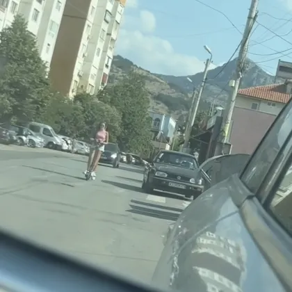 Три момичета яхнаха една тротинетка в Сливен ВИДЕО