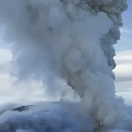 Изхвърляне на пепел на височина до 10 километра от вулкана