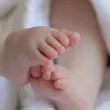 Какво е състоянието на бебето, транспортирано с медицински хеликоптер