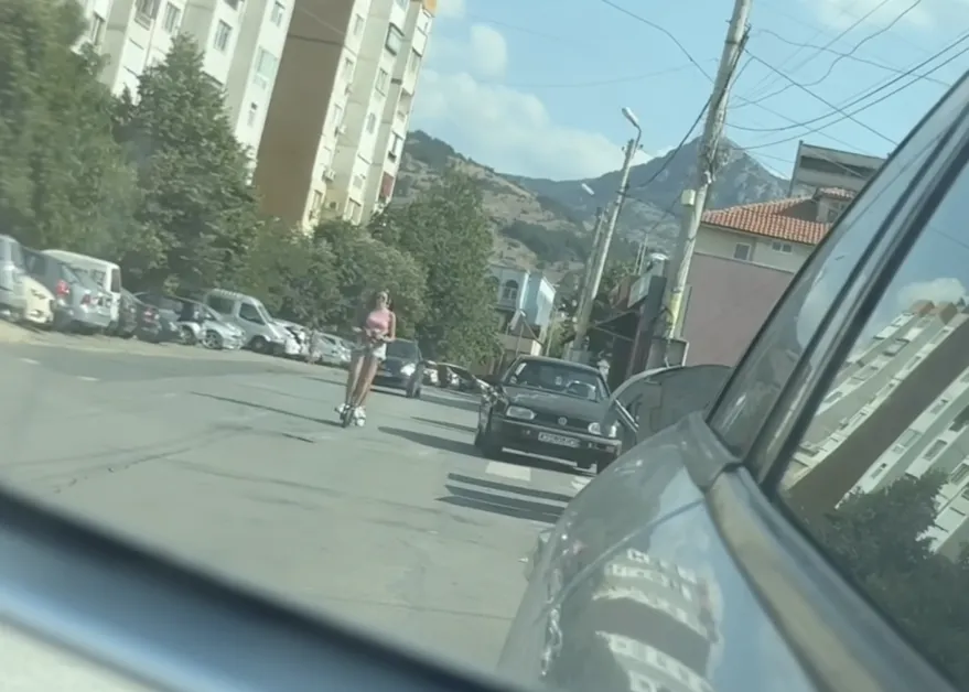 Три момичета яхнаха една тротинетка в Сливен ВИДЕО