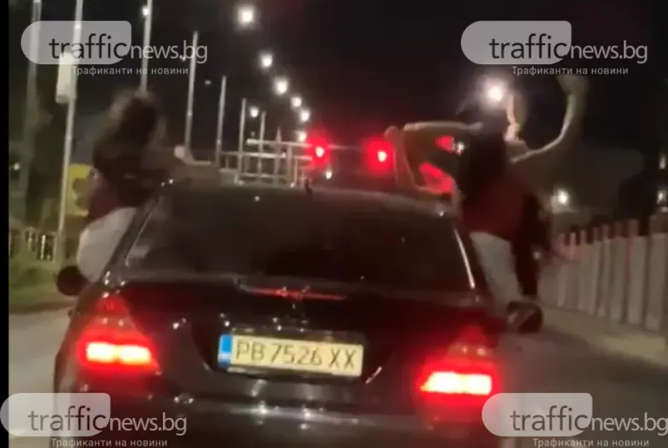 Валят глоби, след като три непълнолетни се показвали от прозорците на кола на млад водач ВИДЕО