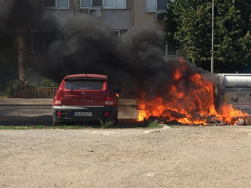 Гори контейнер само на сантиметри от лек автомобил с газова бутилка ВИДЕО