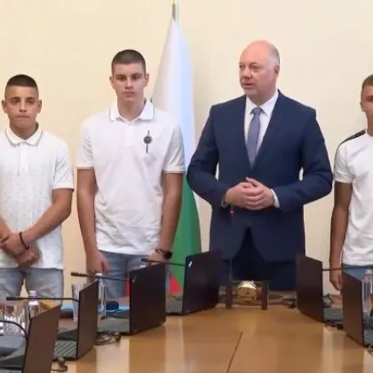 Деца се притекоха на помощ в гасенето на огъня в