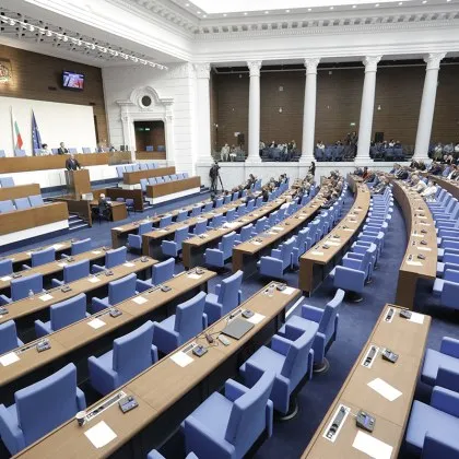 След 33 дни тежка почивка: депутатите се връщат на работа с нови, по-тежки портфейли