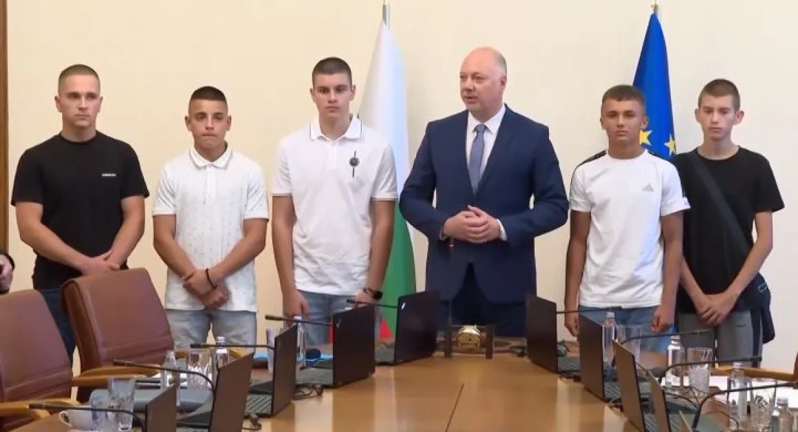 Министрите аплодираха децата, гасили пожара край Сунгурларе ВИДЕО