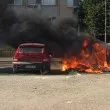 Гори контейнер само на сантиметри от лек автомобил с газова бутилка ВИДЕО