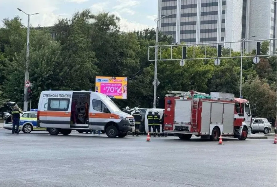 Бус се преобърна на оживено кръстовище в Пловдив, пожарникари режат ламарини*