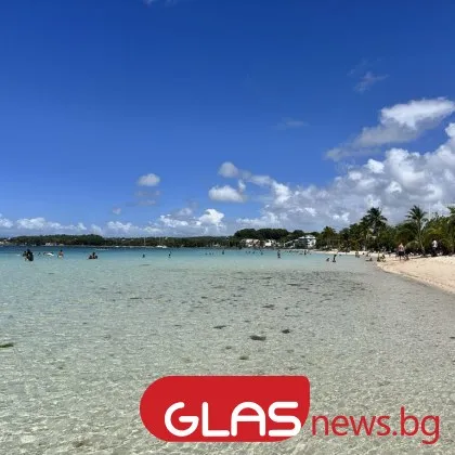 На плаж НОИ във Варна сред бурните вълни на Черно