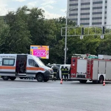 Бус се преобърна на оживено кръстовище в Пловдив, пожарникари режат ламарини