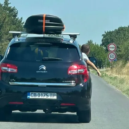 Дете провесено през прозореца на движеща се кола разгневи мнозина Кадрите