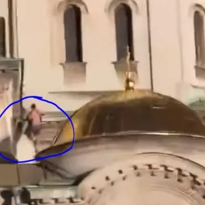 Полугол мъж се качи на покрива на "Александър Невски" СНИМКИ