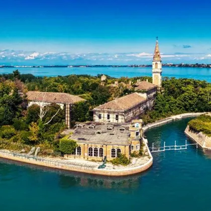 Остров Повелия близо до Венеция е известен от десетилетия със