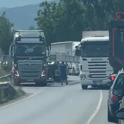Разпилян товар затруднява движението по Околовръстното в Пловдив СНИМКИ