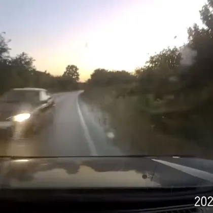 Шофьор едва не прати кола в канавката при изпреварване ВИДЕО