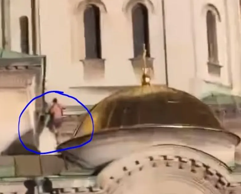 Полугол мъж се качи на покрива на "Александър Невски" СНИМКИ