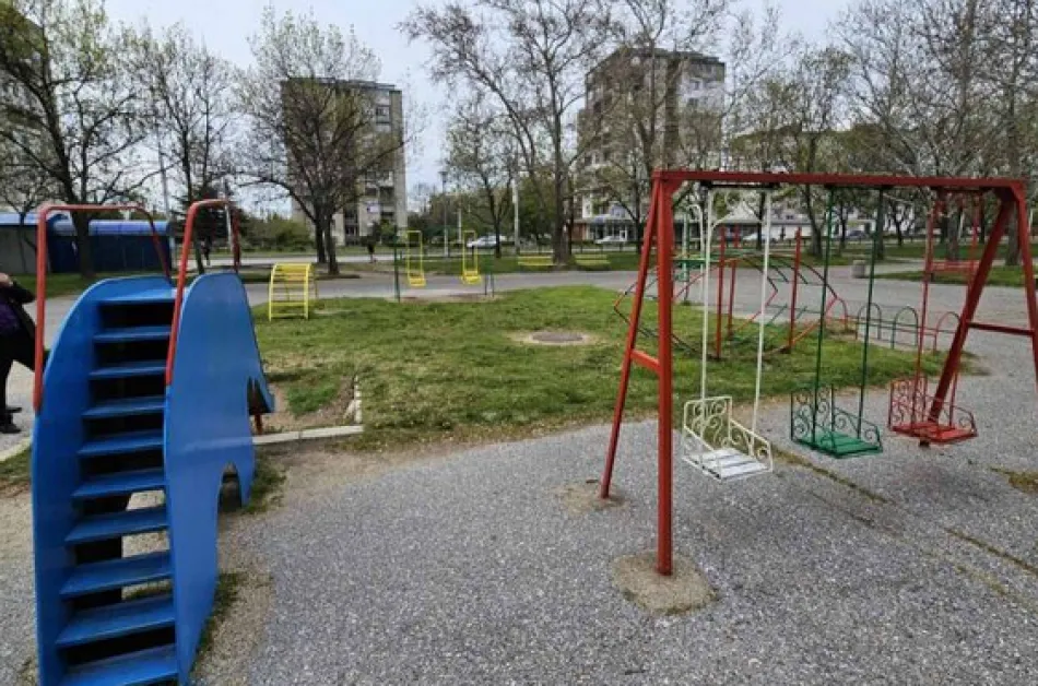 Пожарникари спасиха заклещено за площадка дете