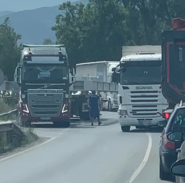 Разпилян товар затруднява движението по Околовръстното в Пловдив СНИМКИ