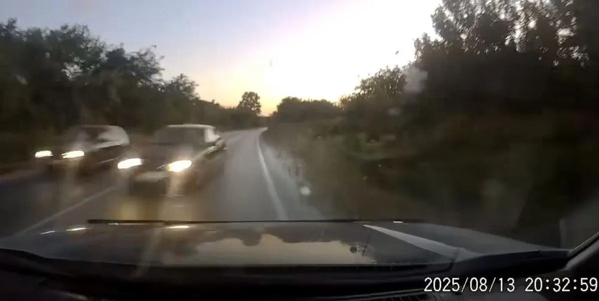 Шофьор едва не прати кола в канавката при изпреварване ВИДЕО