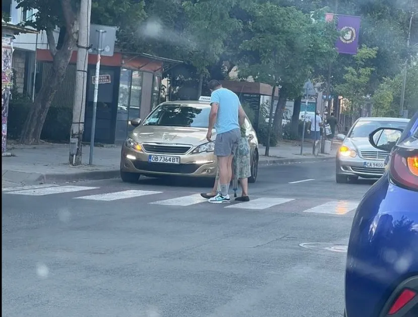 Непознат слезе от колата си, за да помогне на дама да пресече СНИМКА