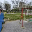Пожарникари спасиха заклещено за площадка дете