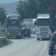 Разпилян товар затруднява движението по Околовръстното в Пловдив СНИМКИ