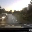 Шофьор едва не прати кола в канавката при изпреварване ВИДЕО